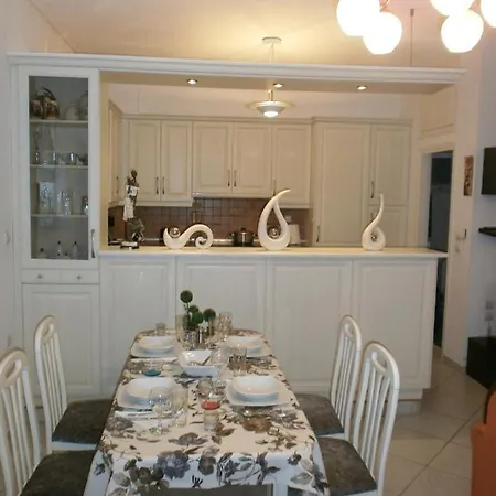 Front House With View بيت للعطل *